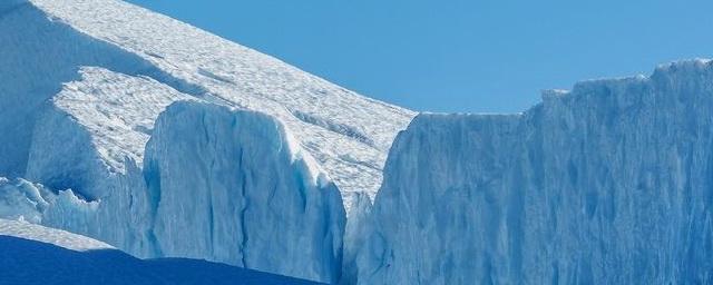 Ученые ААНИИ достали из скважины в Антарктиде лед возрастом почти 600 тысяч лет