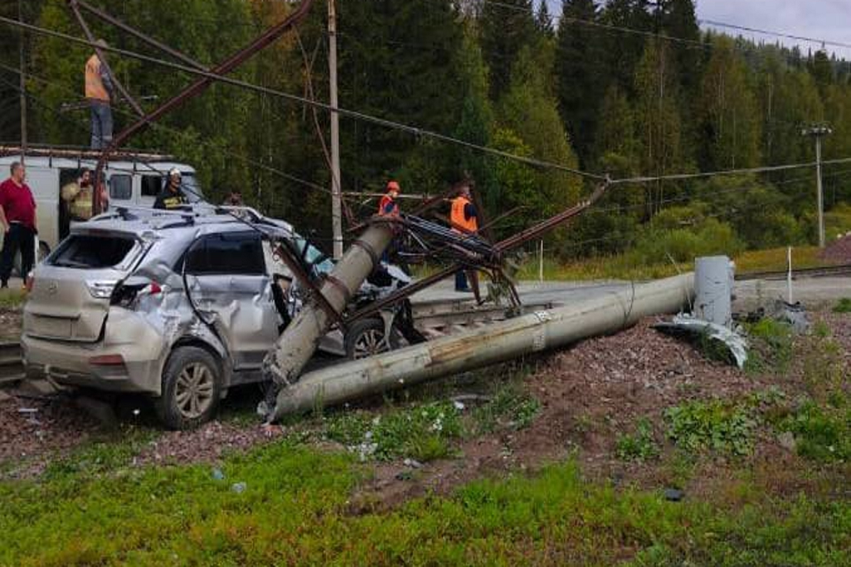 В Красноярском крае в результате столкновения грузового поезда и автомобиля пострадал ребёнок