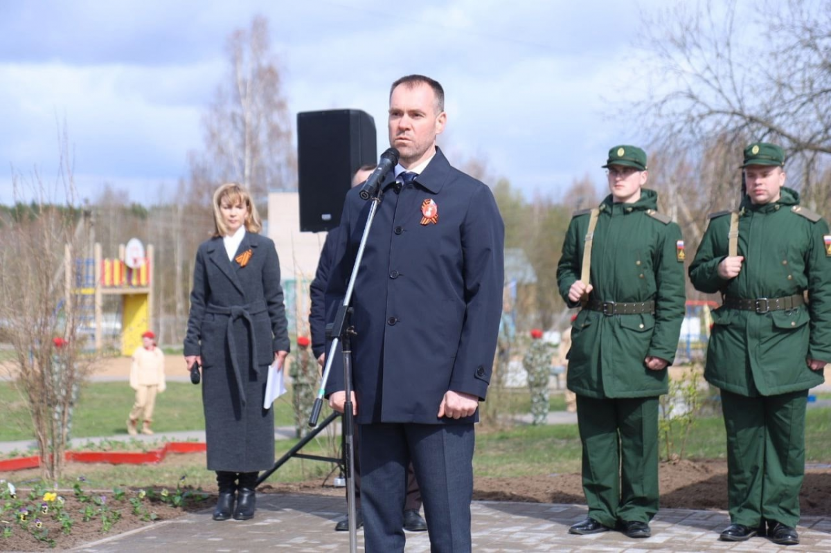 Спикер Заксобрания Сергей Жестянников принял участие в церемонии зажжения Вечного огня на мемориале в деревне Новое Домозерово