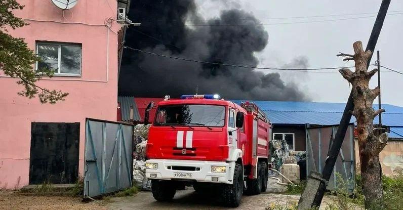 В Московской области локализовали пожар на складе с пластиковой крошкой