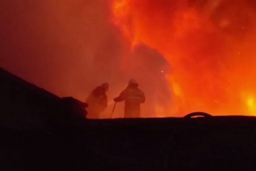 В Смоленске на кирпичном заводе удалось локализовать пожар на 2000 кв.м, частично обрушилась кровля кирпичного цеха