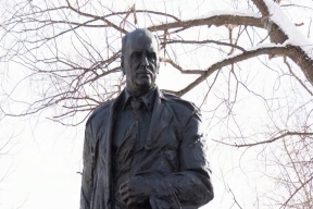 В Покровском парке Москвы открыли памятник легендарному разведчику Алексею Ботяну