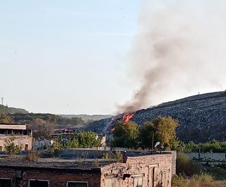 В Новосибирске загорелся мусорный полигон на левом берегу