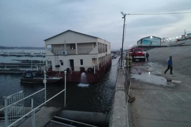 В Волгограде плавучий ресторан едва не ушел под воду