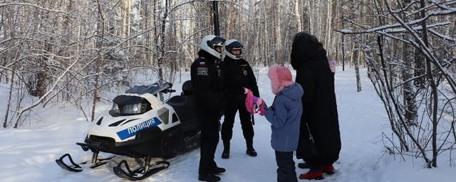 В Красноярске туристическая полиция проверяет местность на катере и снегоходах