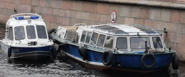 В Петербурге на канале Грибоедова речной трамвай столкнулся с судами