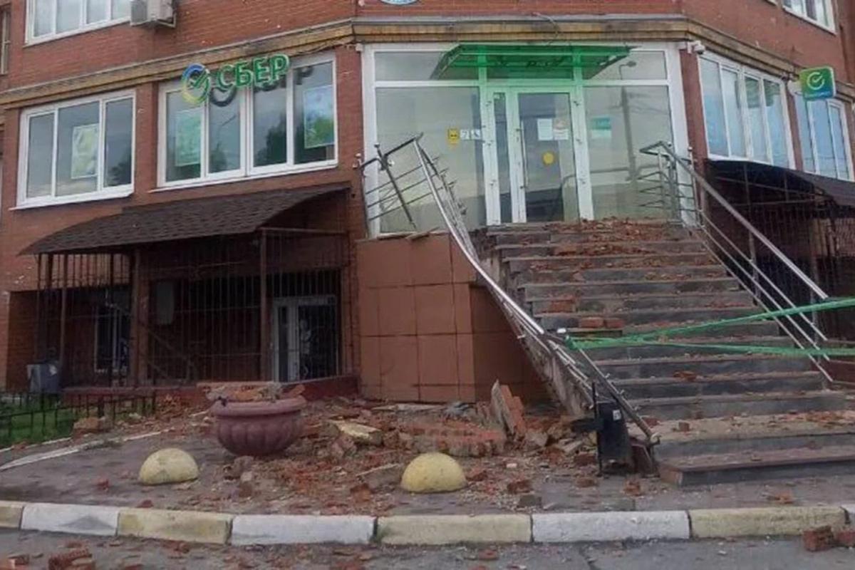 Ураган сорвал с омской многоэтажки балкон, который рухнул на пенсионерку