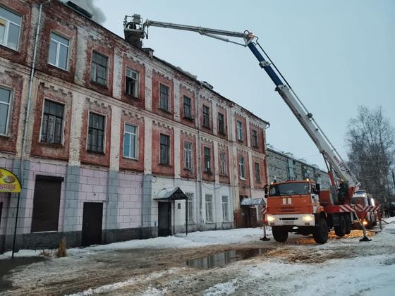 На ликвидацию пожара в собинских казармах во Владимире направлено более 5 млн рублей
