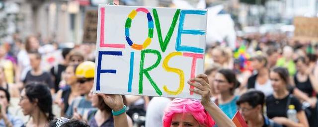 Парламент Венгрии запретил гей-пропаганду среди детей