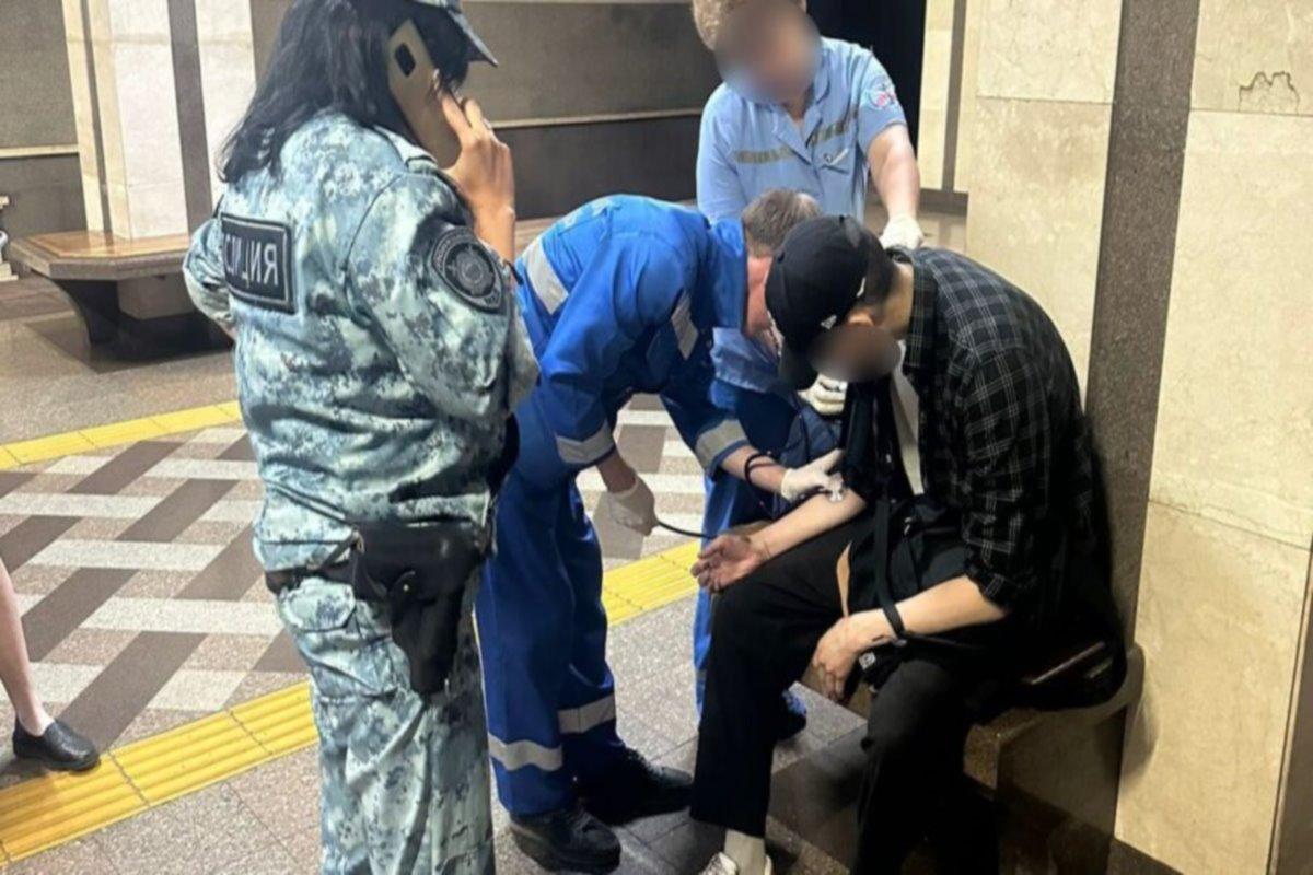 В казанском метро молодой человек выжил, упав на рельсы перед приближающимся составом