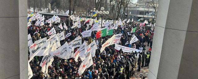В Киеве несколько сотен протестующих предпринимателей попытались попасть в здание Верховной Рады