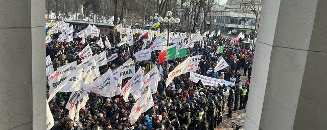В Киеве несколько сотен протестующих предпринимателей попытались попасть в здание Верховной Рады