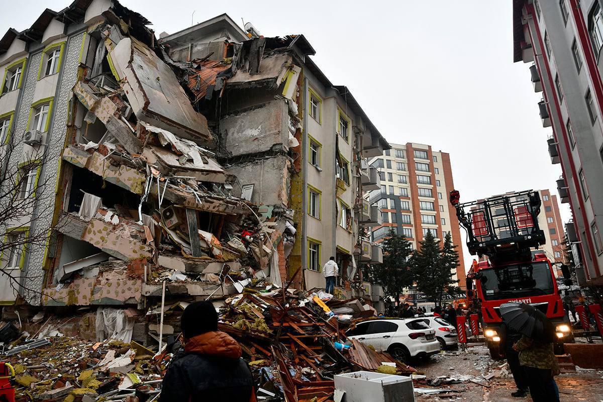 Эрдоган: Число жертв землетрясений в Турции выросло до 9057 человек