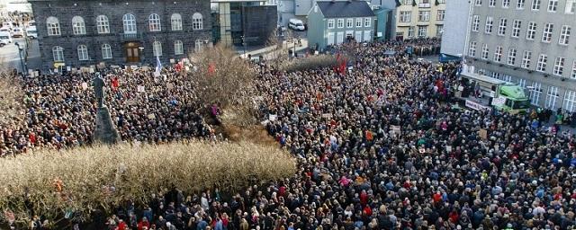 Жители Исландии вышли на демонстрацию с требованием отставки премьера