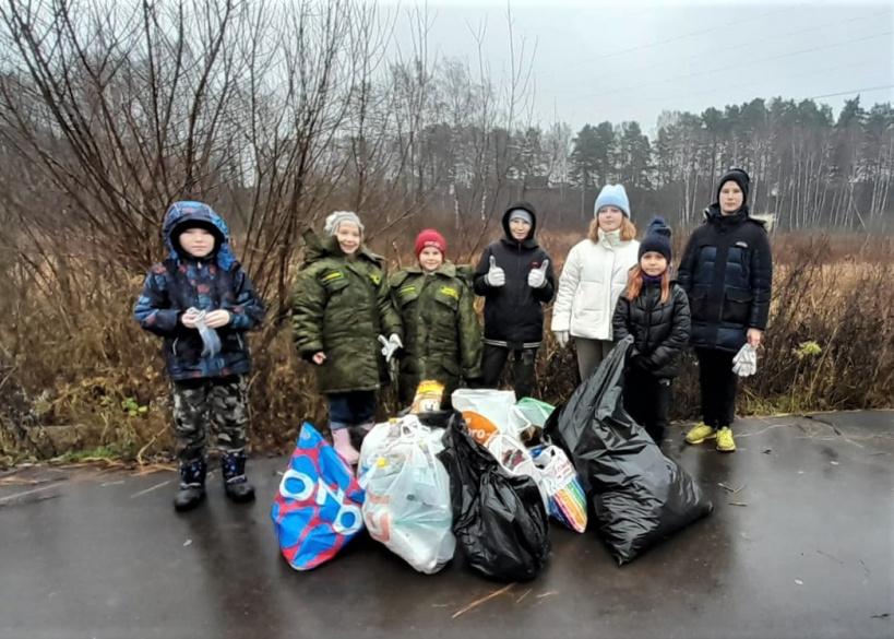 Дети из школьного лесничества «Дубки» приняли участие в субботнике во Фрянове