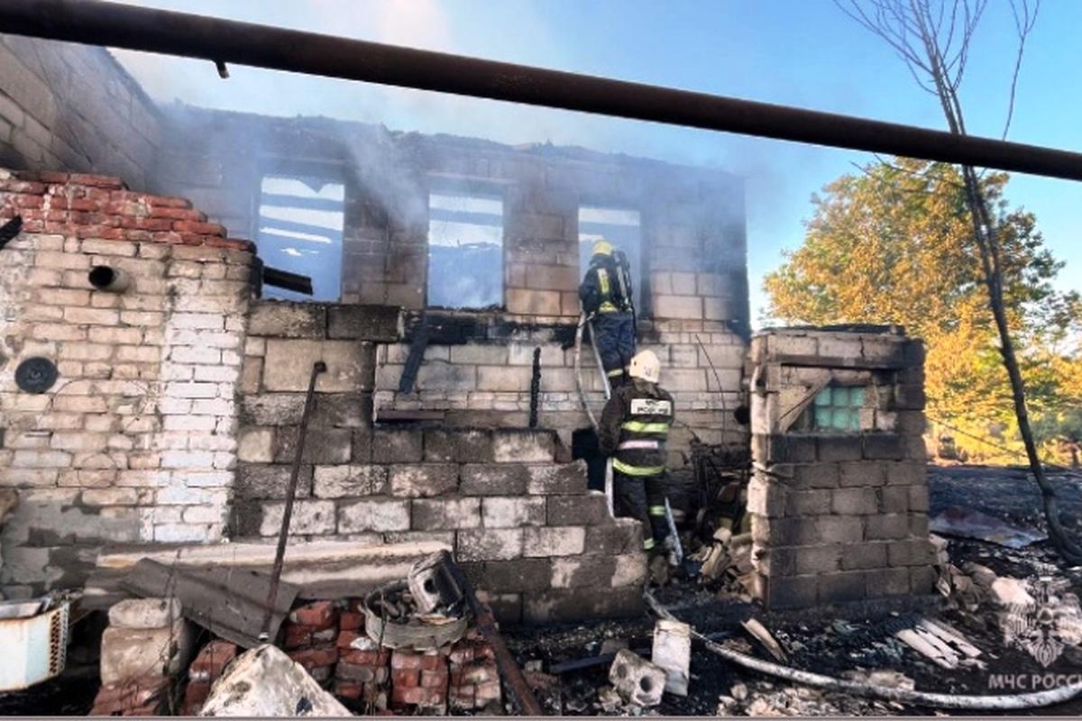 Астраханская область в огне: горит сухая трава, пламя на хозпостройках