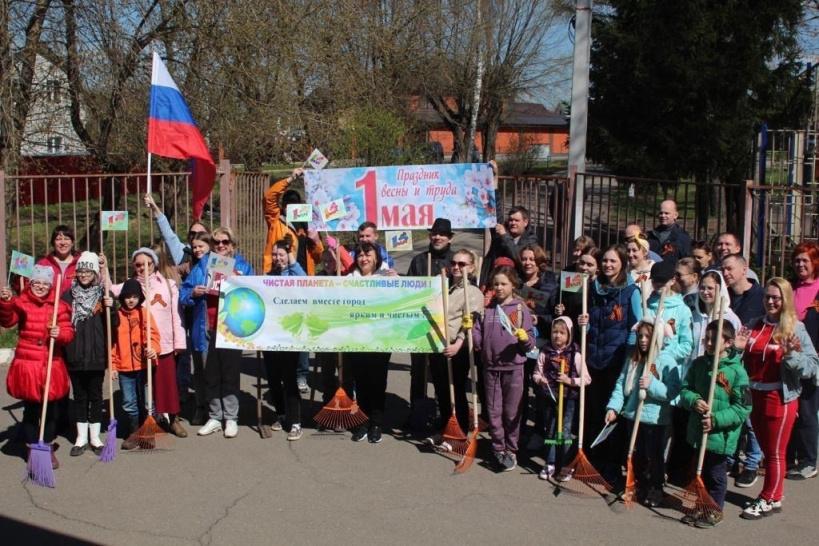 У КДЦ «Дементьевский» прошел митинг «Мир! Труд! Май!»