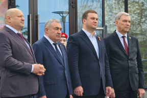 «Каждая тонна груза помогает бойцам и приближает победу»: спикер Заксобрания Омской области Александр Артемов совместно с губернатором Виталием Хоценко принял участие в отправке очередного груза в зону СВО