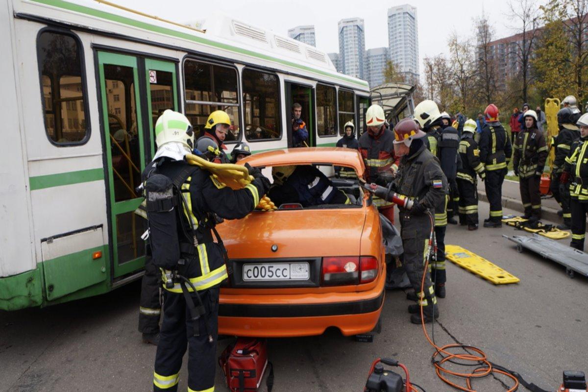 Сотрудники аварийно-спасательной службы Москвы приходят на помощь водителям круглосуточно