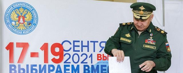 Сергей Шойгу проголосовал на выборах в Госдуму на участке в 45-й бригаде ВДВ в Подмосковье