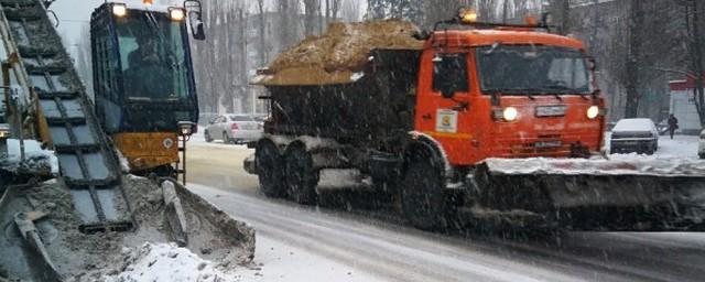 На улицы Воронежа вышли 175 снегоуборочных машин