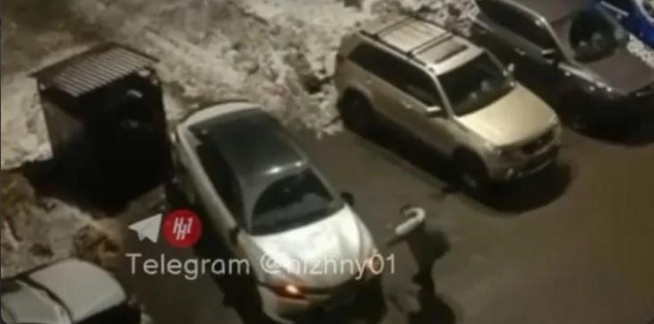 В Нижнем Новгороде женщина избила и переехала мужа на машине