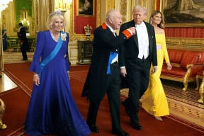 С Путиным на Аляске вел себя иначе. Трамп показал «реальную роль Британии». Этикет оказался «по барабану»