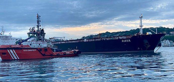 В Босфоре остановили движение из-за потерявшего управление 249-метрового танкера