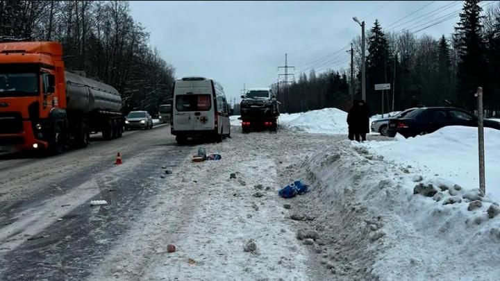 В Ленинградской области эвакуатор насмерть сбил мужчину