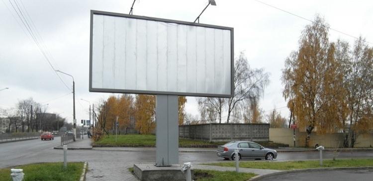 В Волгограде демонтировали 4 многотонных рекламных щита