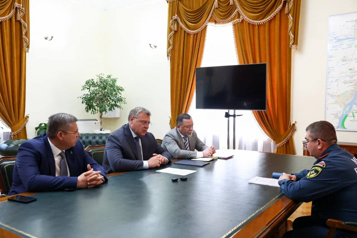 Губернатор Астраханской области Игорь Бабушкин провел встречу с новым главой регионального МЧС