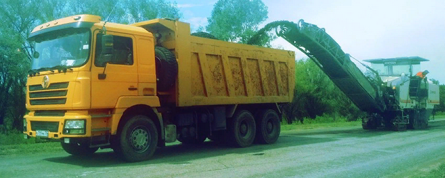 Рабочие ремонтируют участок трассы из Астрахани в Марфино