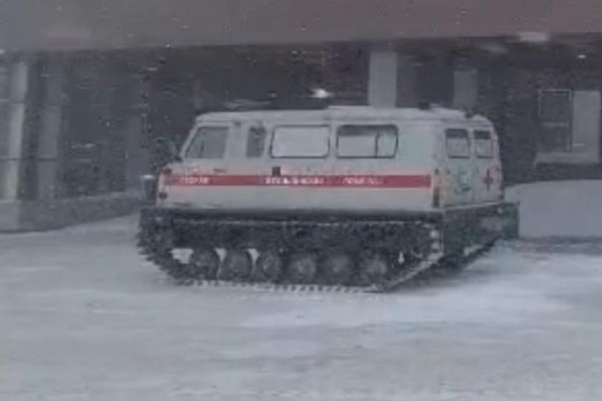 На Сахалине из-за снежного циклона к рожающей на дому женщине медики отправились на снегоболотоходе