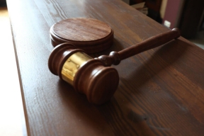 Суд в Курганской области взыскал долг за услуги адвоката с клиента