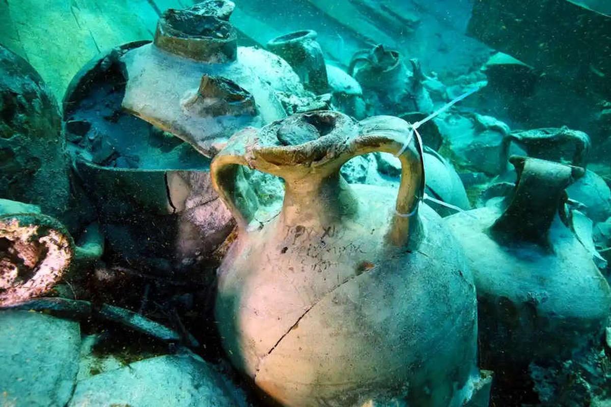 Турецкие археологи нашли на дне моря древнюю амфору с оливками