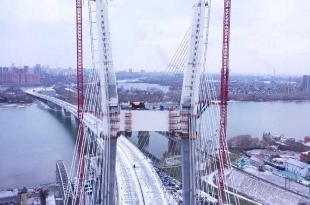 На правобережье Новосибирска завершают последний съезд с 4-го моста, сооружение готово на 80%