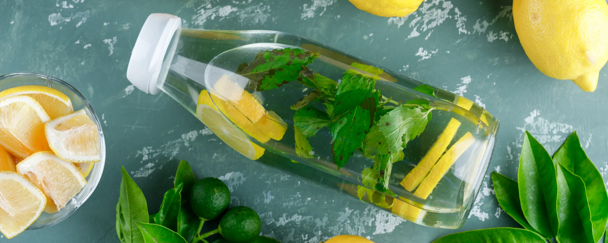 Роспотребнадзор: теплая лимонная вода с утра помогает организму проснуться