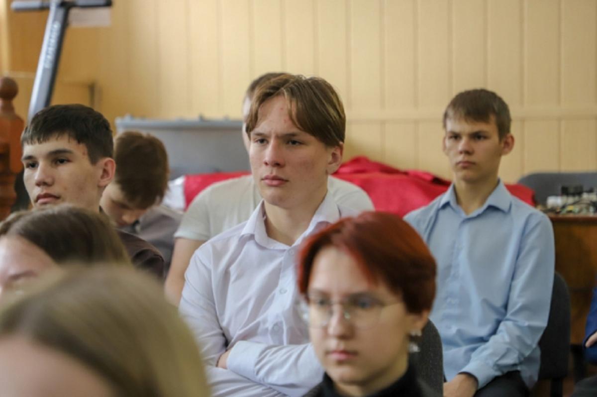 Лицеистам из Псковского района рассказали о  вреде незаконного оборота наркотиков для молодежи