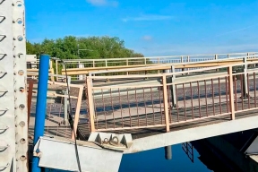 Мост в Подмосковье временно перекрыли из-за повреждения грузовиком