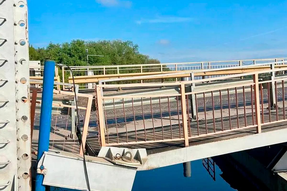 Мост в Подмосковье временно перекрыли из-за повреждения грузовиком