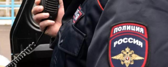 В Москве неизвестный ударил кулаком по лицу и ограбил сотрудницу МВД в подъезде её дома