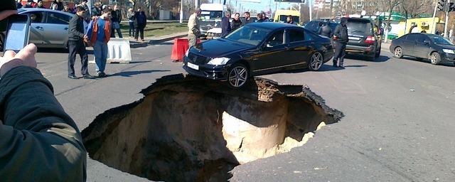 В Самаре участок дороги провалился под землю