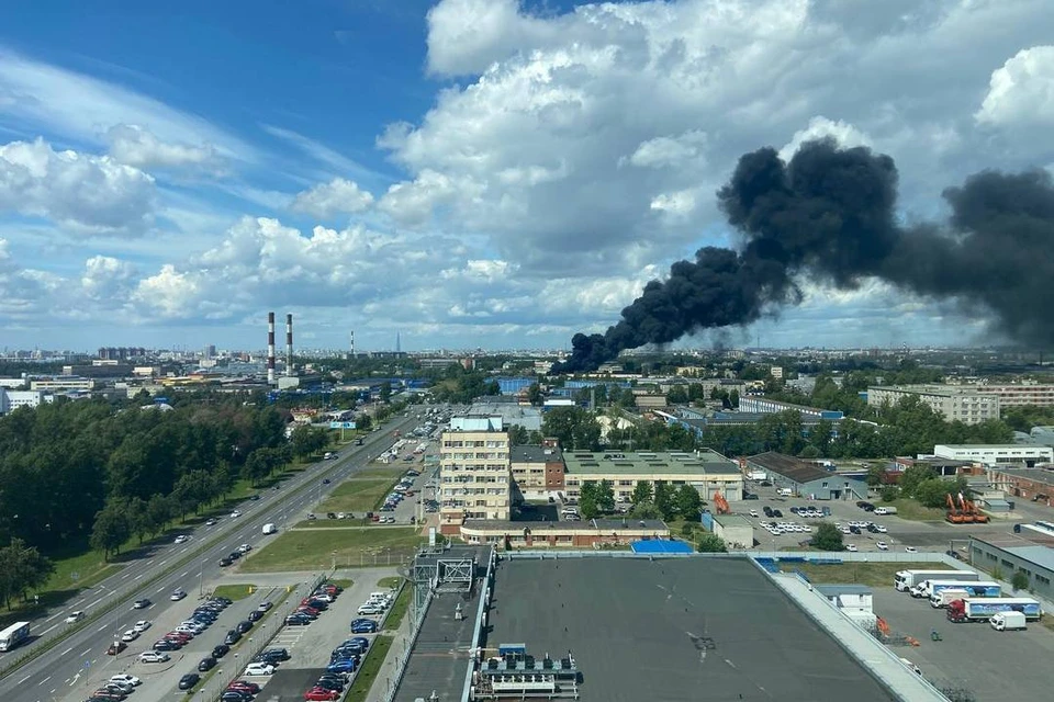 Пожар на волхонке сейчас спб. Пожар. Пожар в Санкт-Петербурге. Пожар фото. Салова 27 пожар.