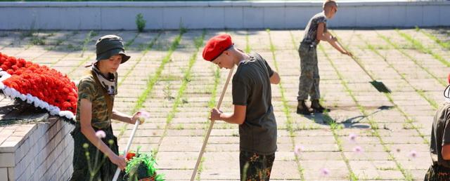 Дзержинские юнармейцы провели уборку на территории мемориалов ВОВ