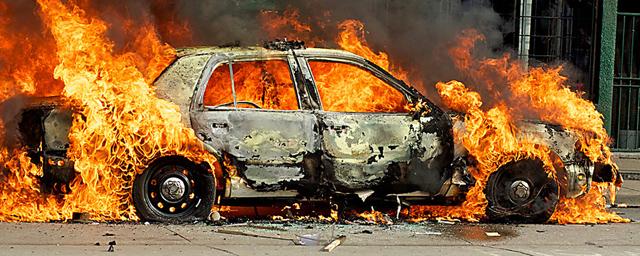 На Алтае осудили пиромана, поджигавшего автомобили в женской одежде