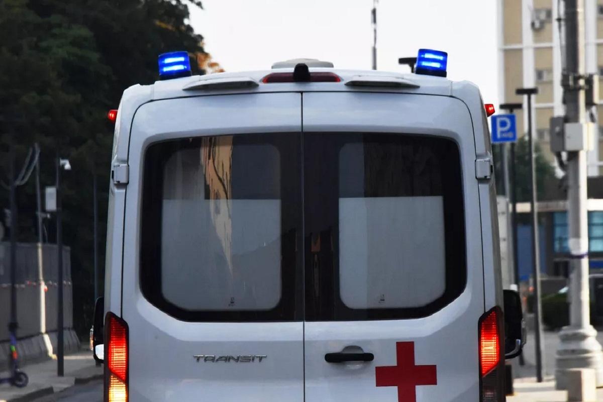 В Петербурге девушка оказалась в больнице из-за упавшего на голову фрагмента окна