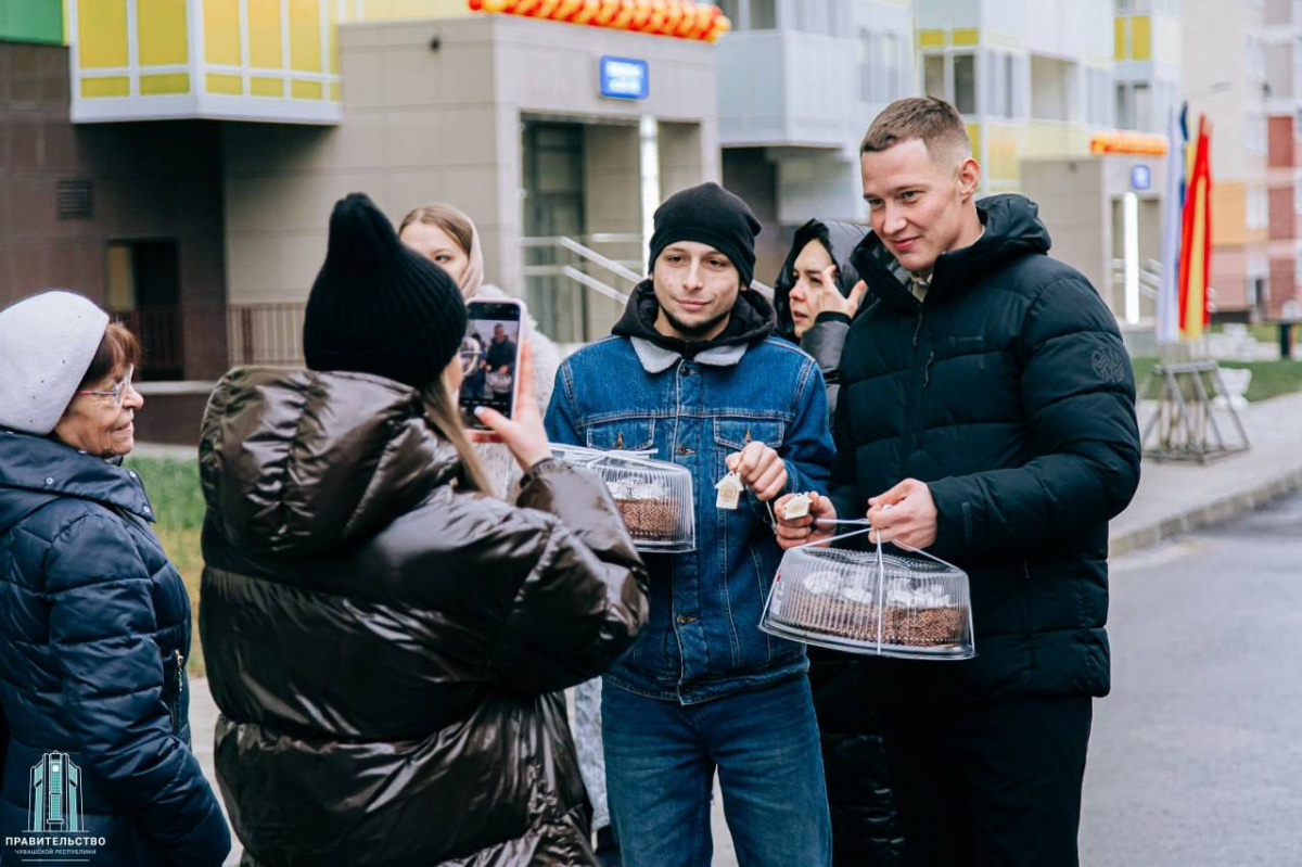 Врип главы Чебоксар Станислав Трофимов: Первые 30 детей-сирот получили квартиры в новом доме на проспекте Геннадия Айги