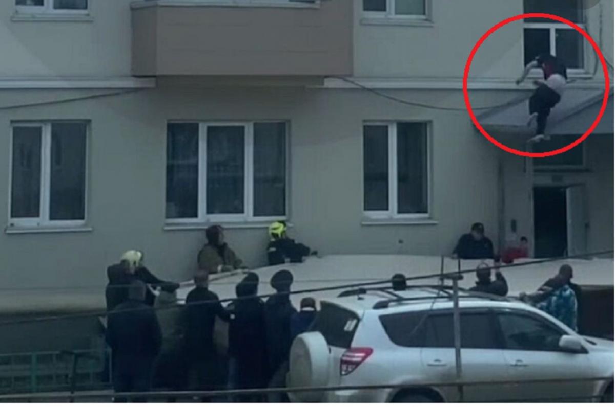 На Сахалине неадекватный мужчина сорвался с козырька 4-го этажа, пострадавшего забрали в больницу