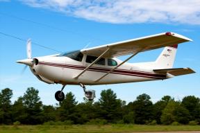 Кошмар в Лос-Анджелесе: самолет зацепил ЛЭП, перевернулся и рухнул на парковку жилого дома