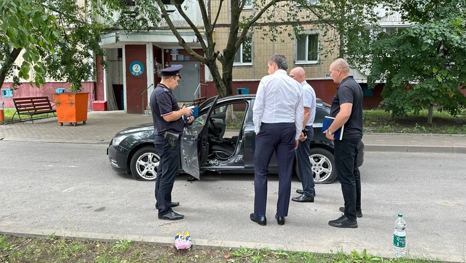 Три человека получили ранения при взрыве автомобиля рядом с жилым домом в Белгороде - видео